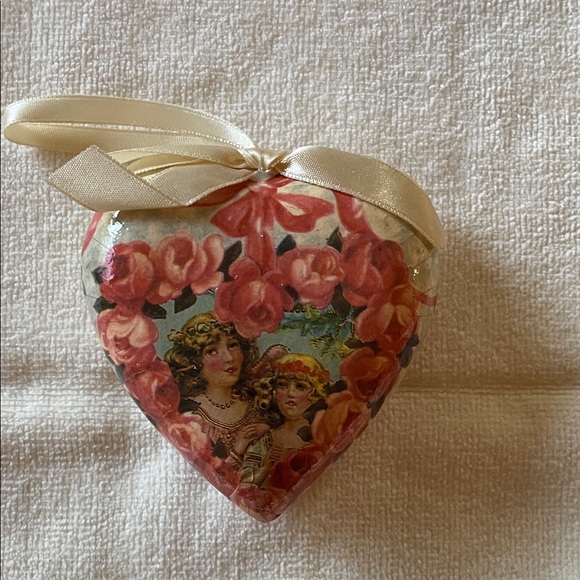 Vintage set of 11 Victorian Hearts and Spheres - Picture 3 of 15